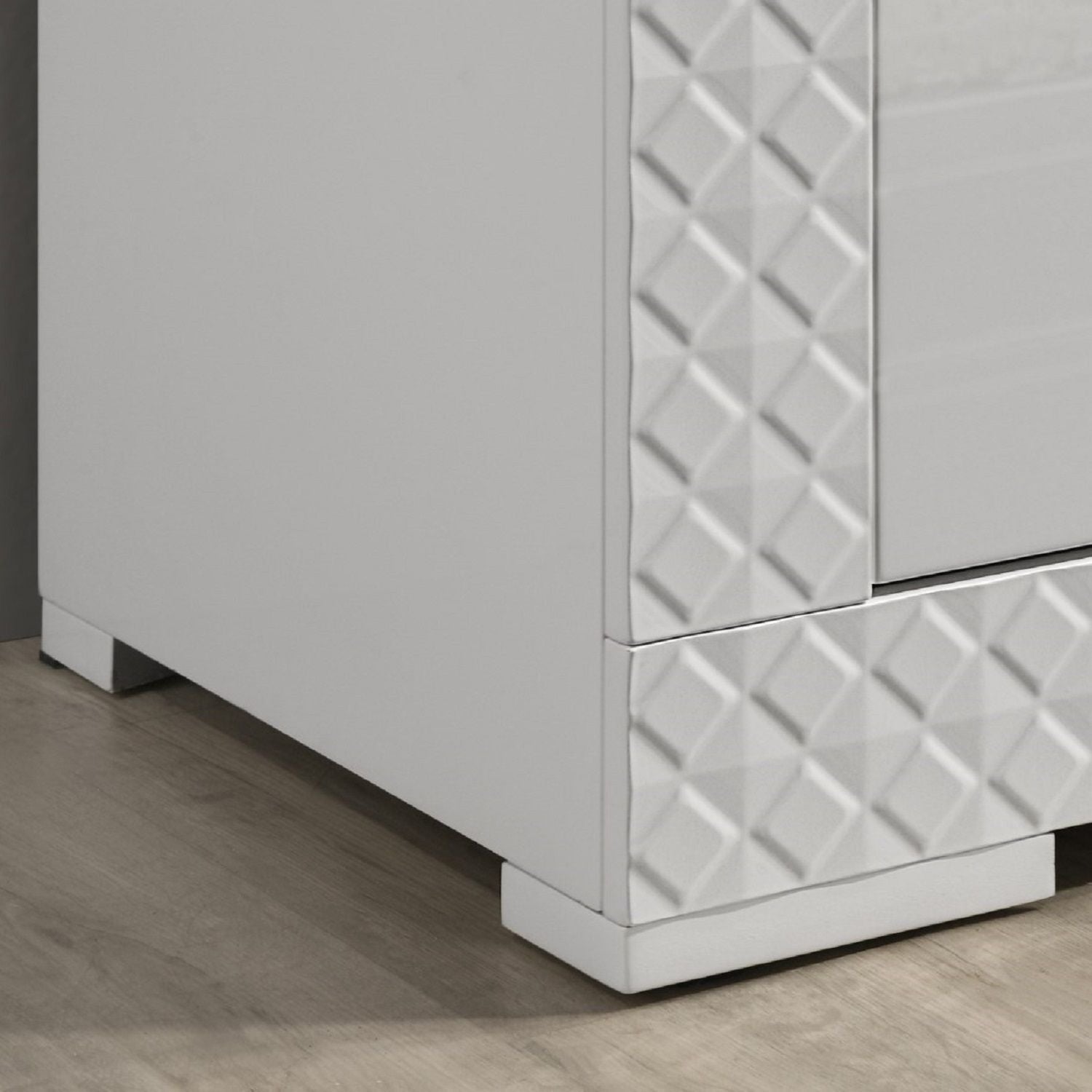 Nightstand With Bar Handle - White