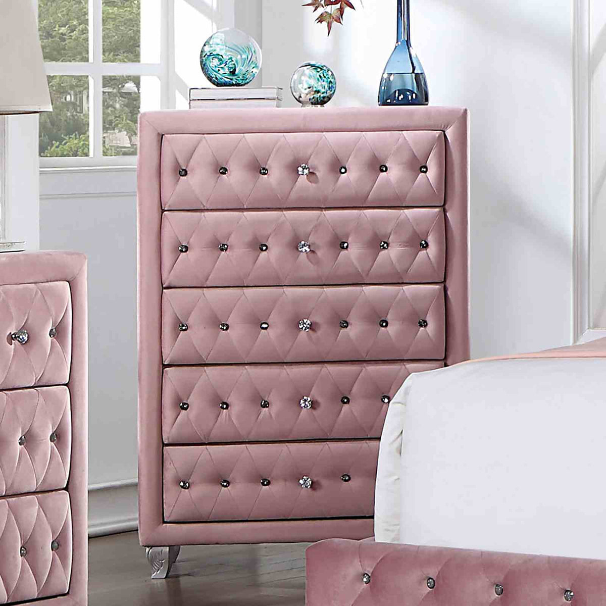 Zohar Pink 5-Piece Queen Bedroom Set