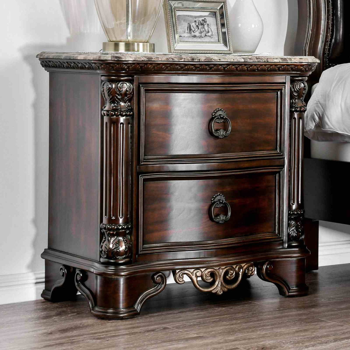 Menodora Brown Cherry 5-Piece Queen Bedroom Set