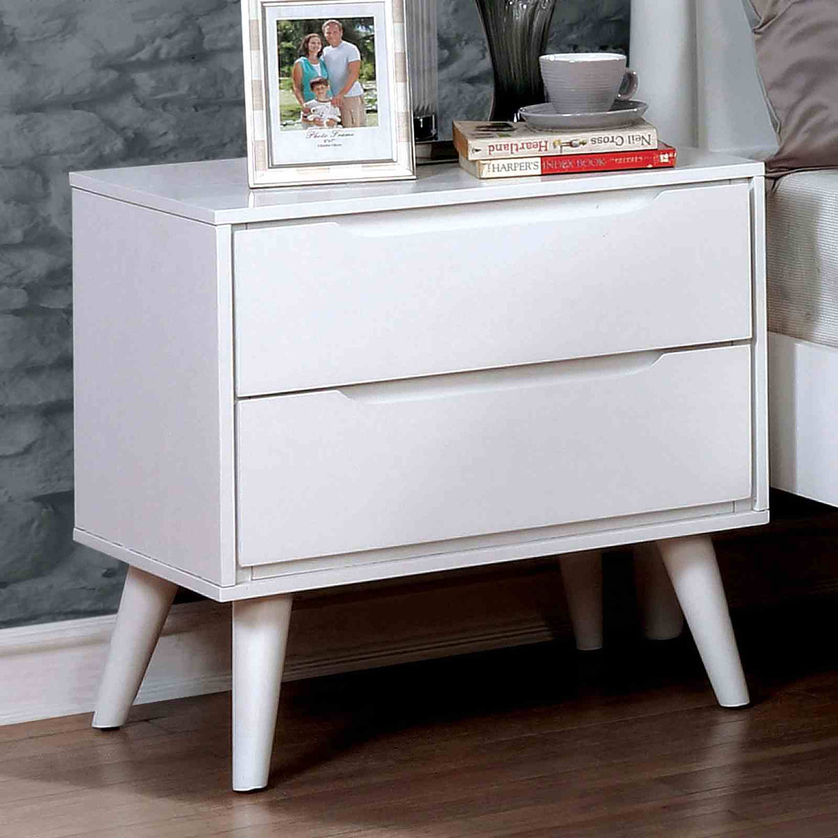 Lennart White 5-Piece Queen Bedroom Set
