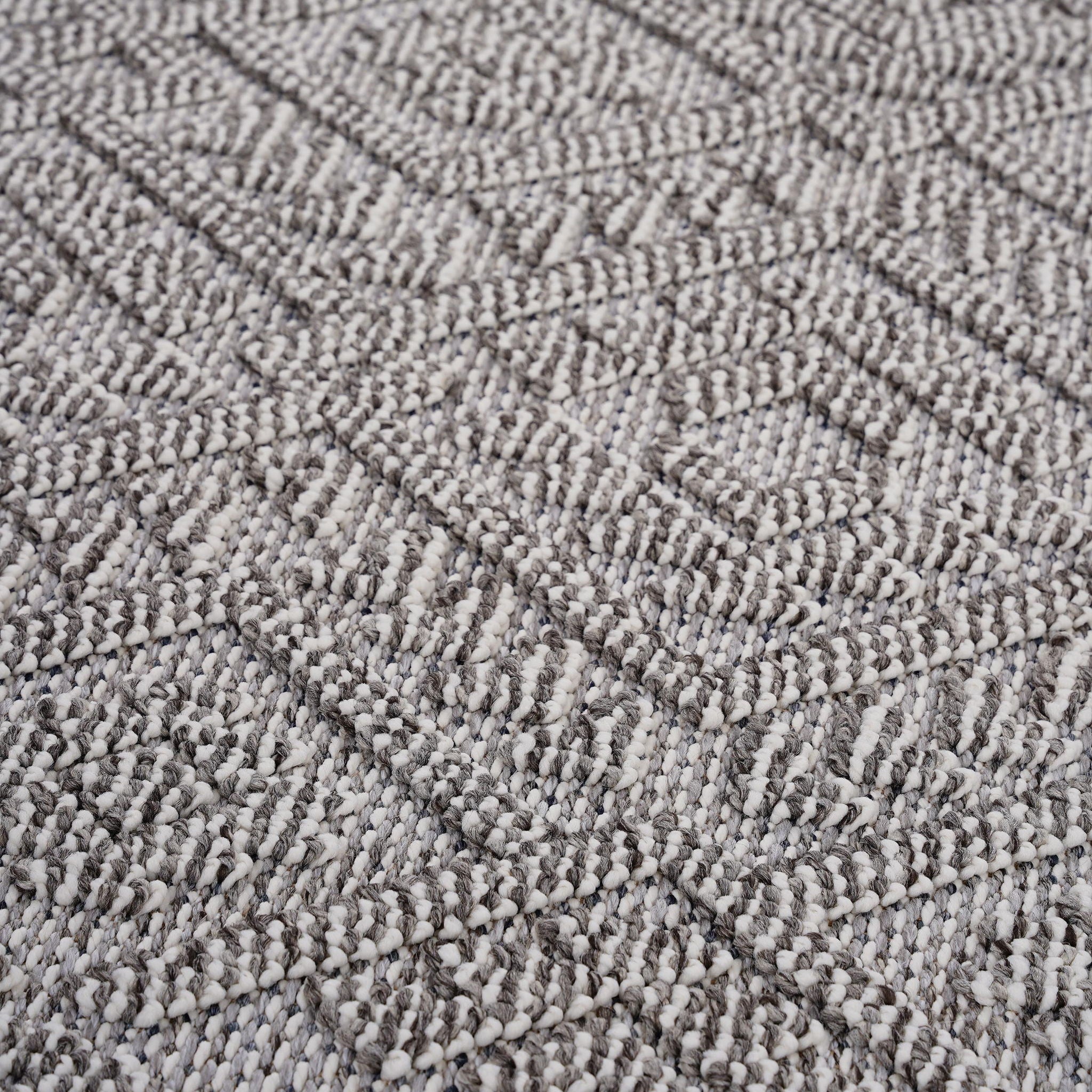 Guros - 6' X 9' Traditional Indoor / Outdoor Area Rug - White