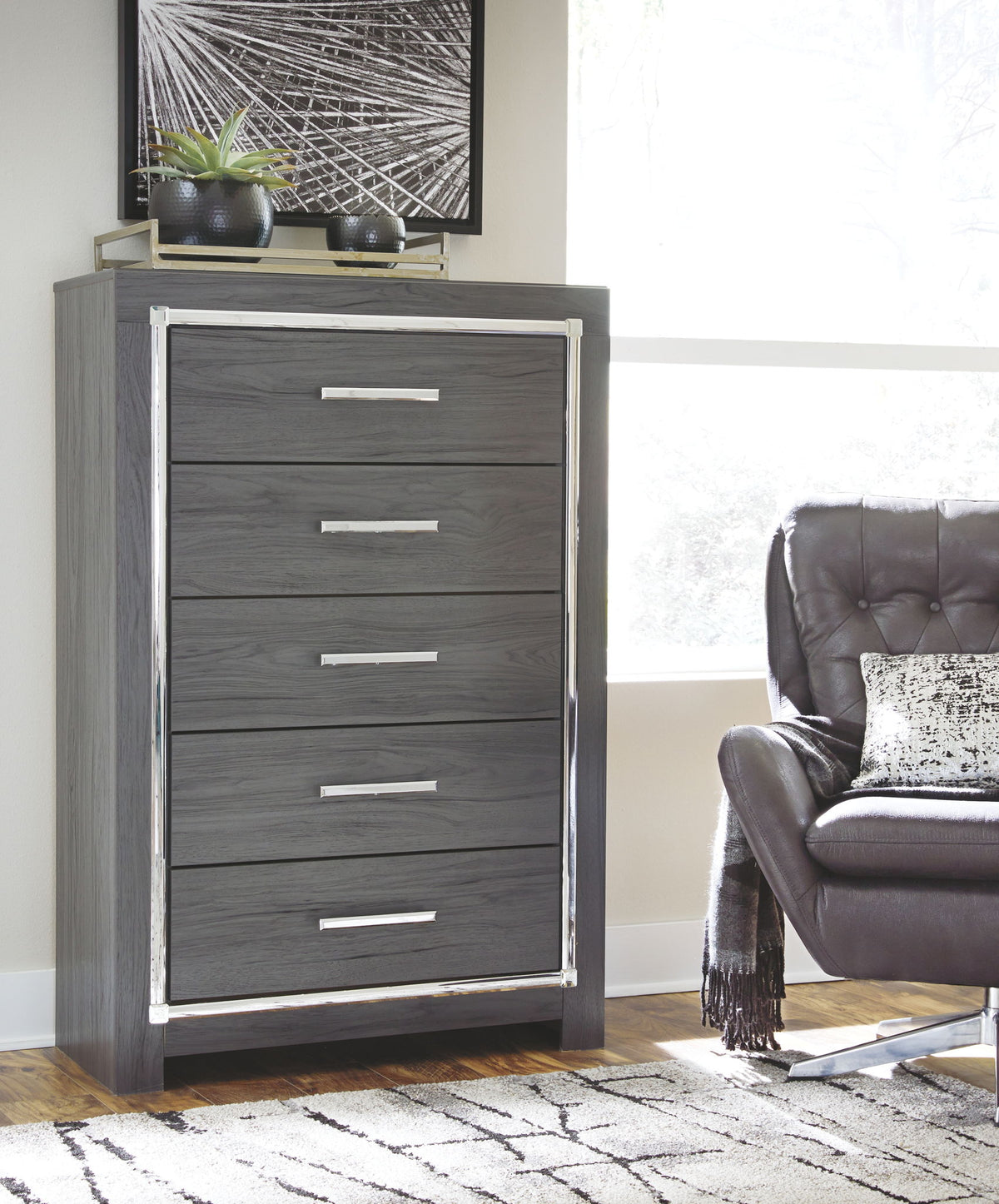 Lodanna - Five Drawer Chest - Gray