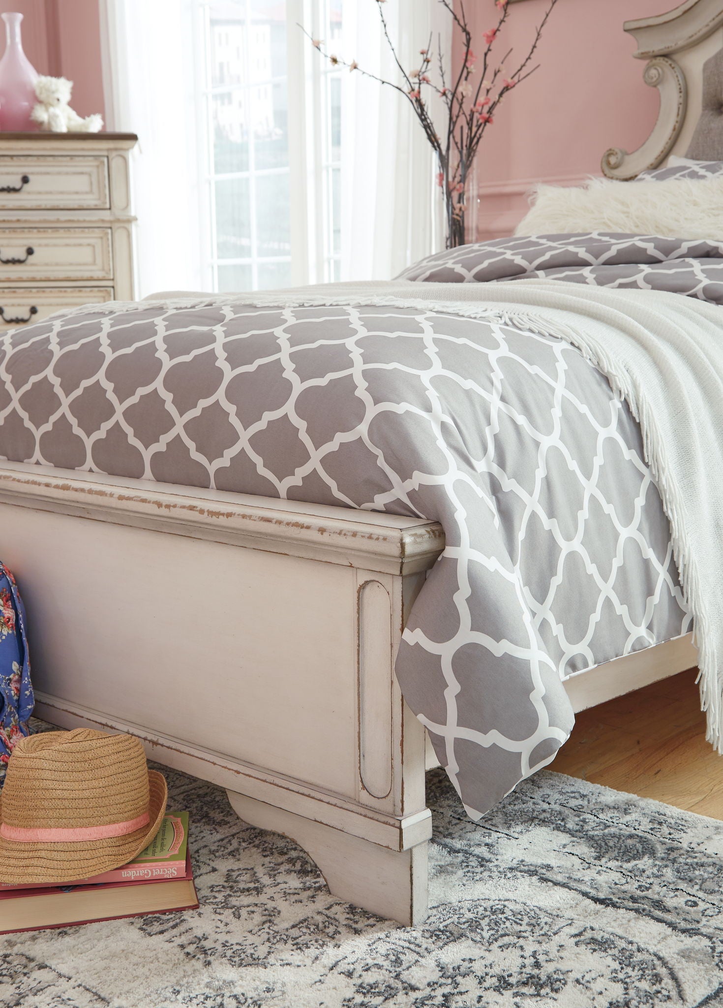 Realyn - Panel Bed