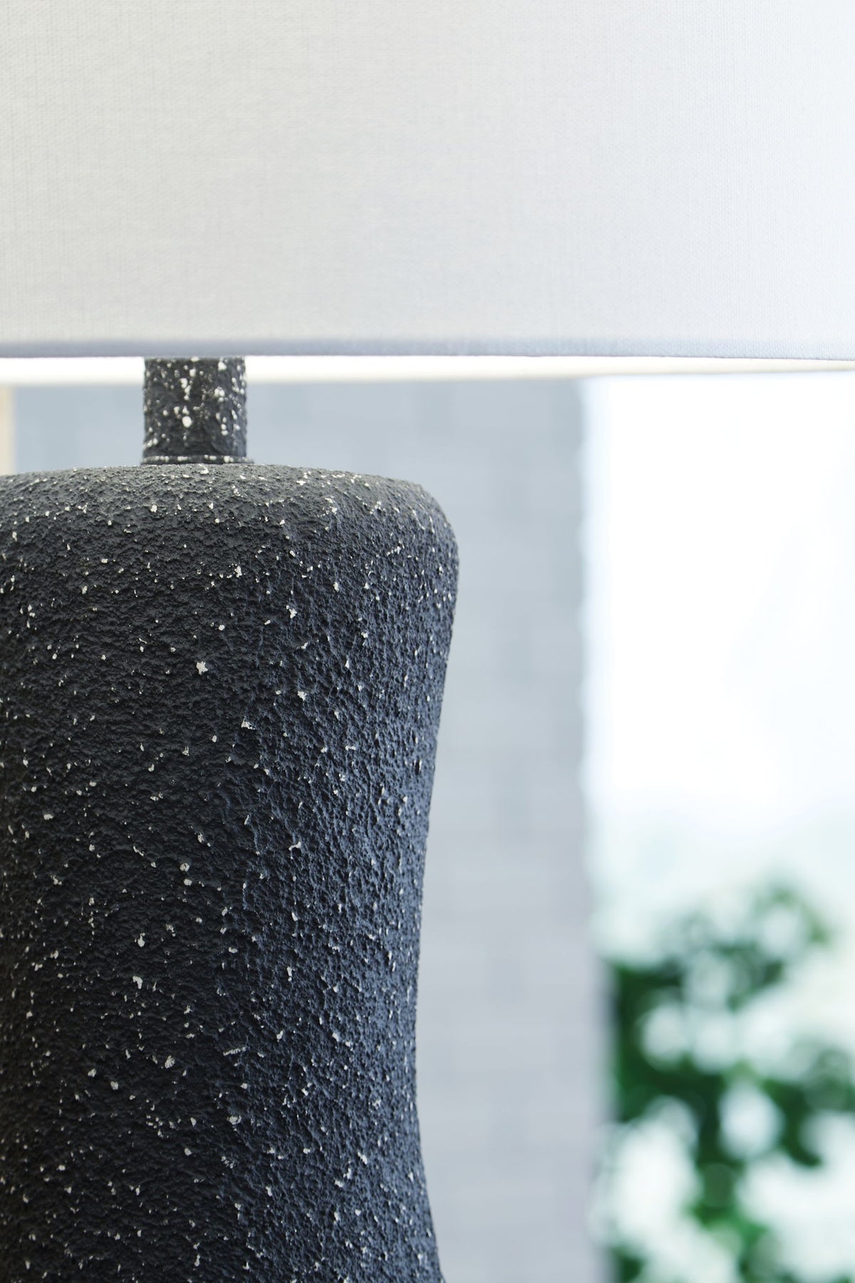 Maykins - Metal Table Lamp - Black