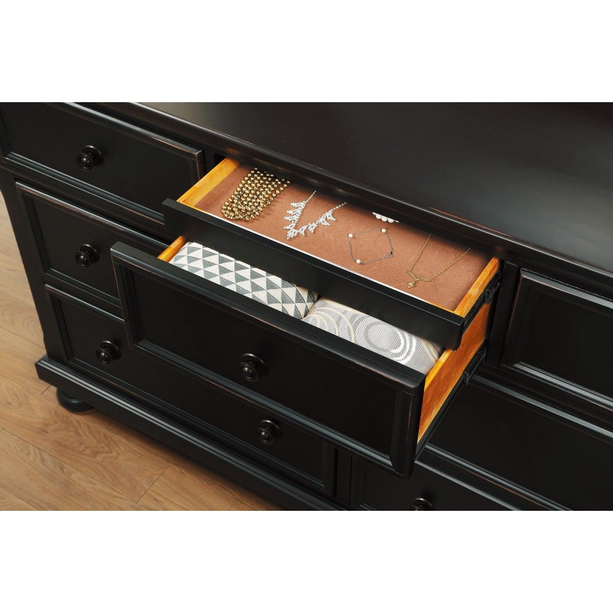 Laurelin - Dresser WIth Hidden Drawer