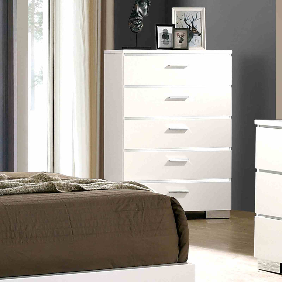 Carlie White 5-Piece Queen Bedroom Set