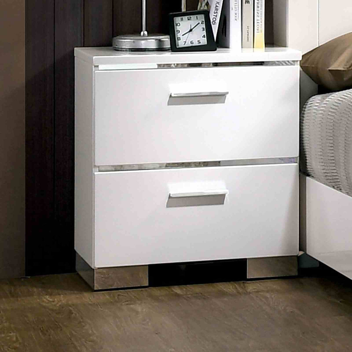 Carlie White 5-Piece Queen Bedroom Set