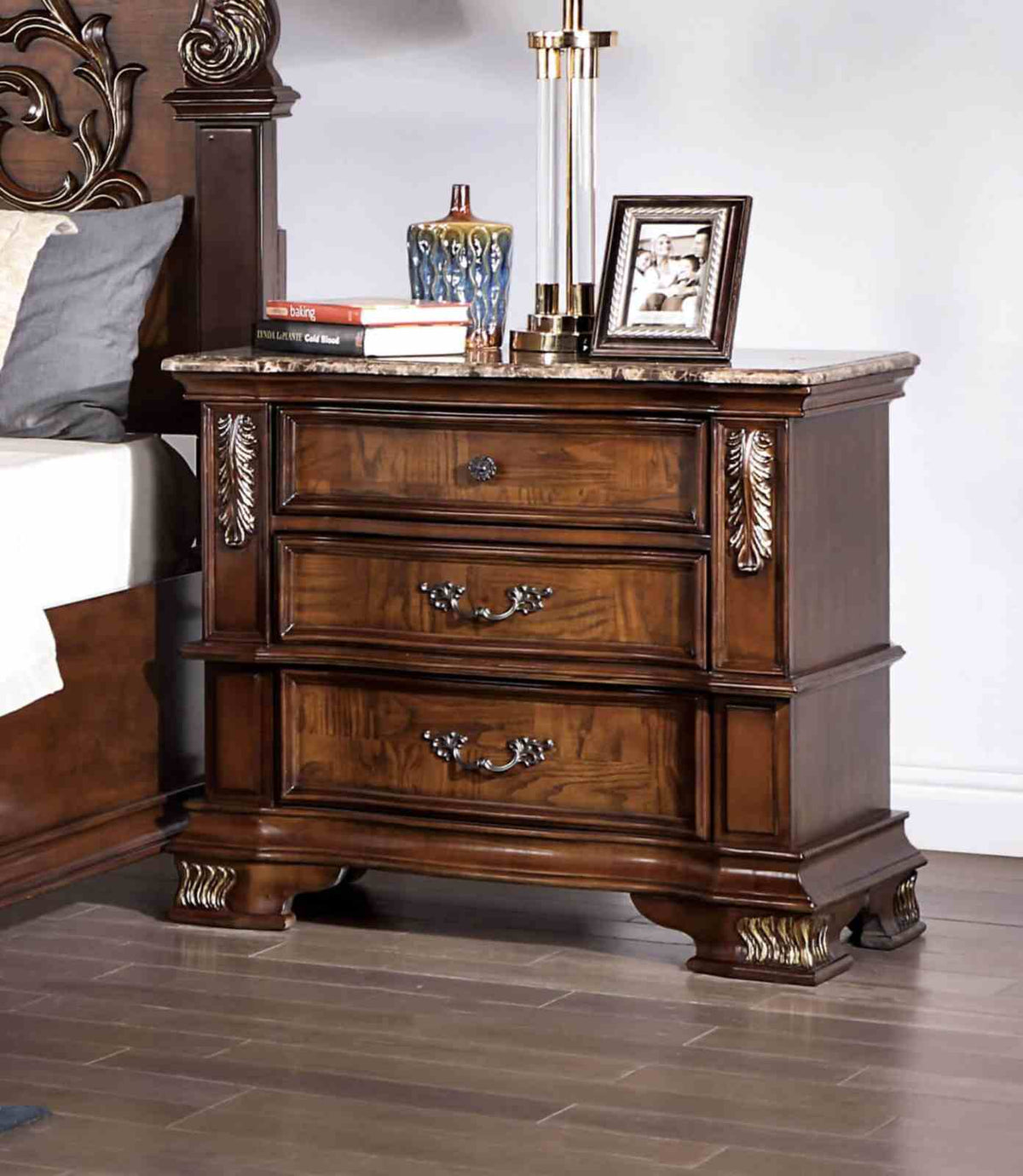 Esparanza Brown Cherry 5-Piece Queen Bedroom Set