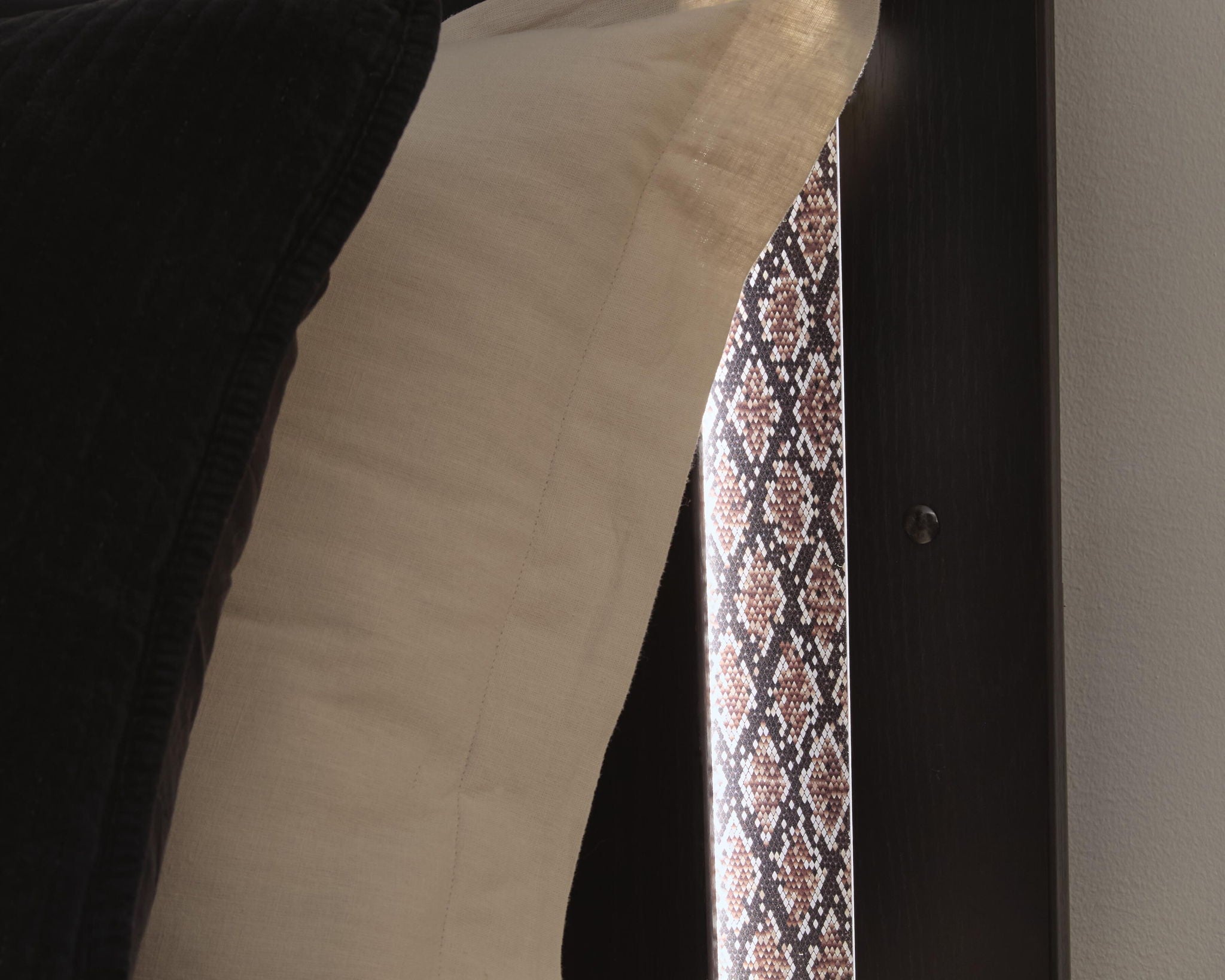 Brizmore - Panel Bed