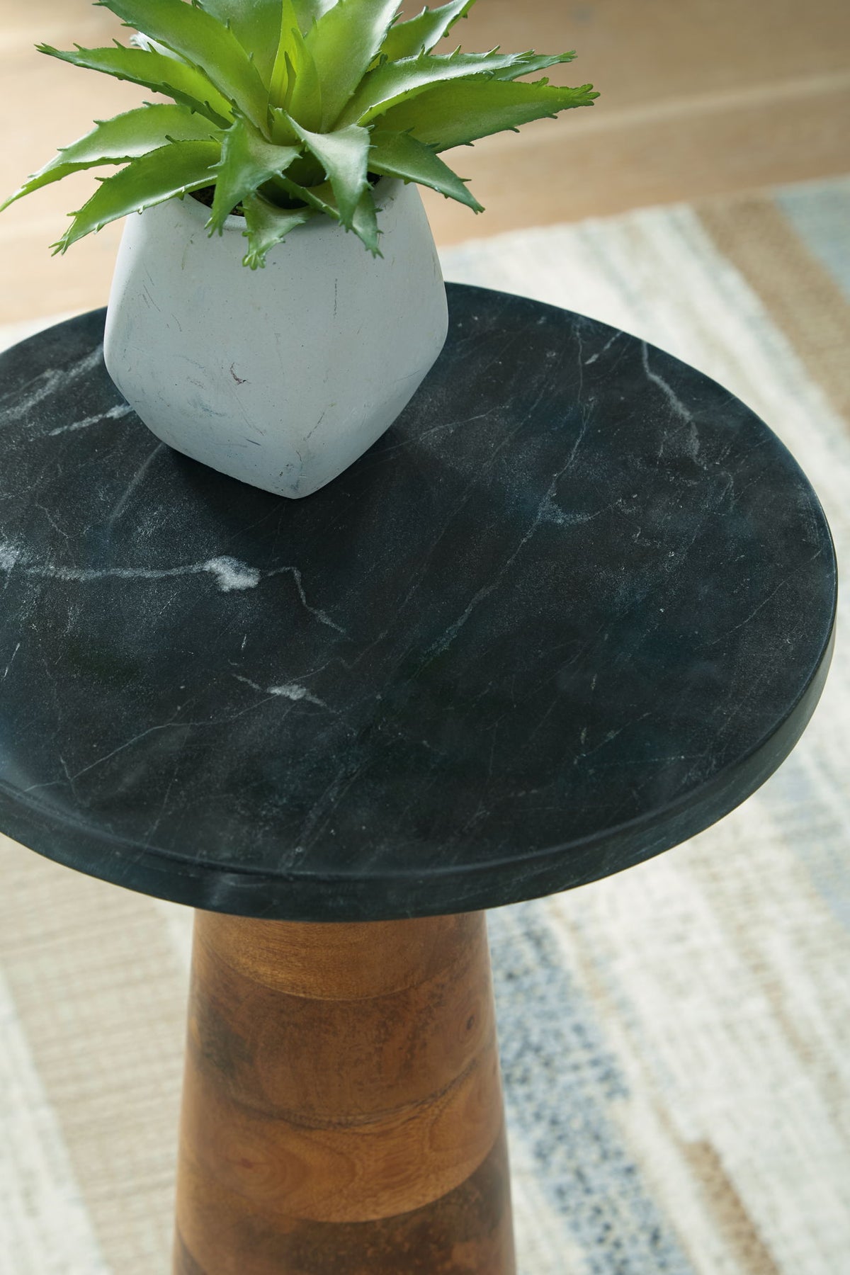 Quinndon - Accent Table - Brown / Black