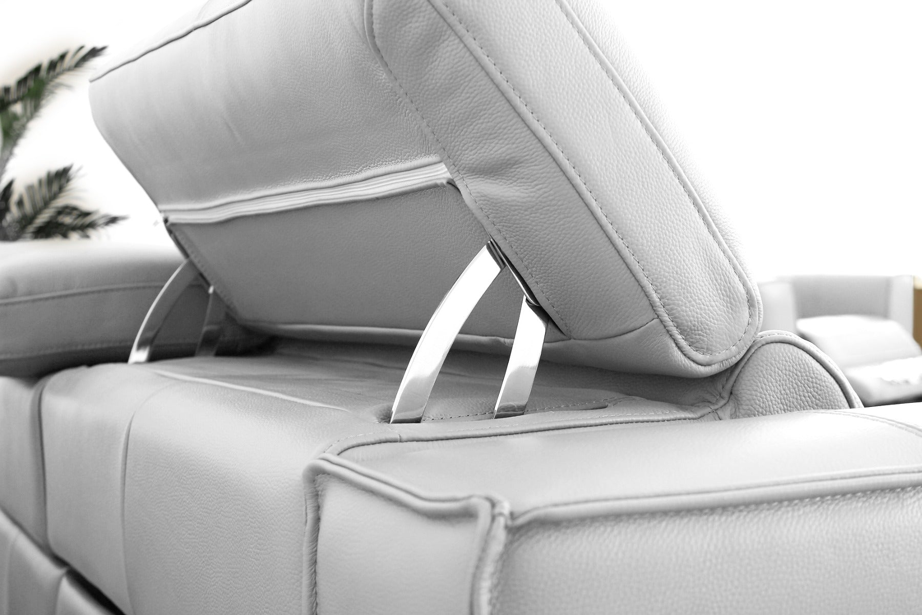 Divani Casa Nella - Modern White Leather Armchair w/ Electric Recliner